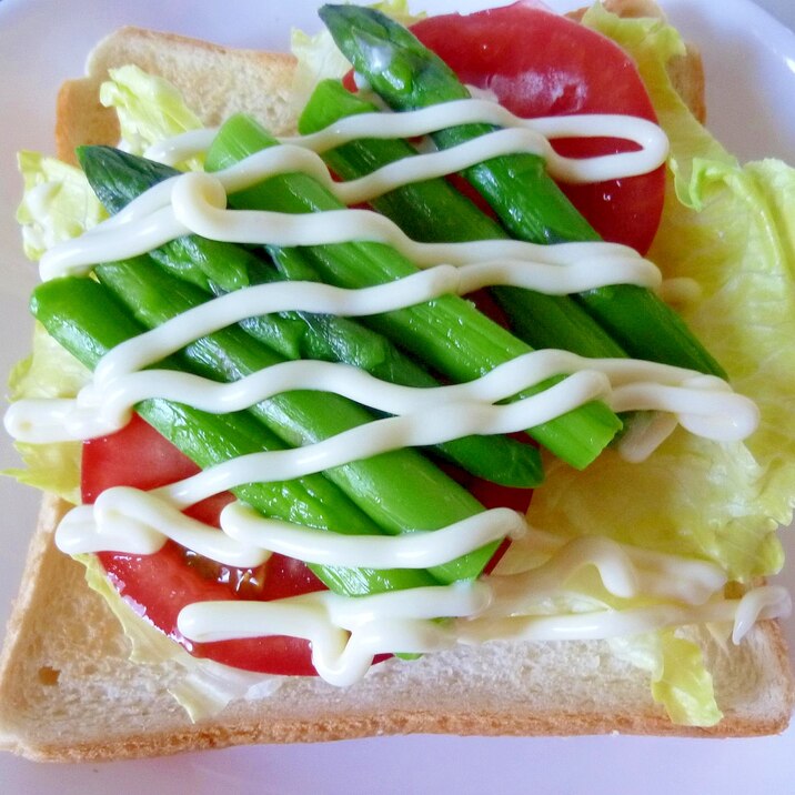 野菜たっぷり♪　アスパラとトマトのオープンサンド